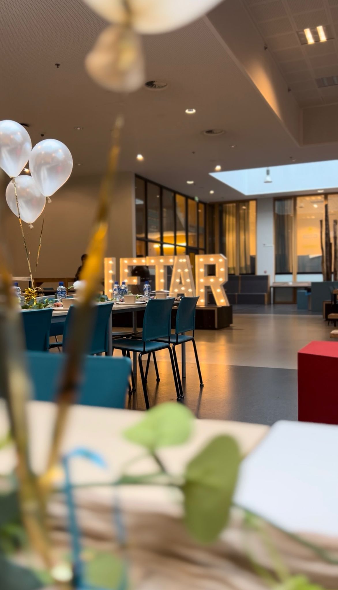 Samen het vasten verbreken tijdens een verbindende iftar